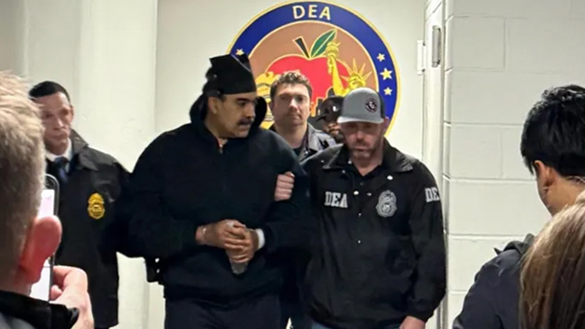 মাদুরোকে নিউইয়র্কের আদালতে নেওয়া হচ্ছে